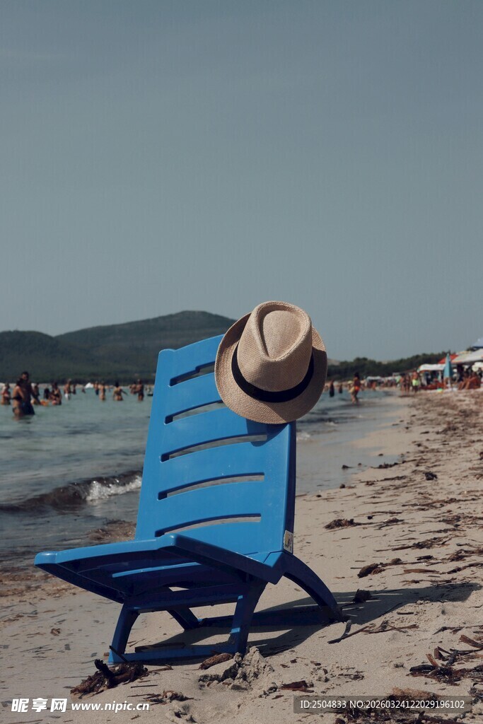 海边蓝椅上的遮阳帽
