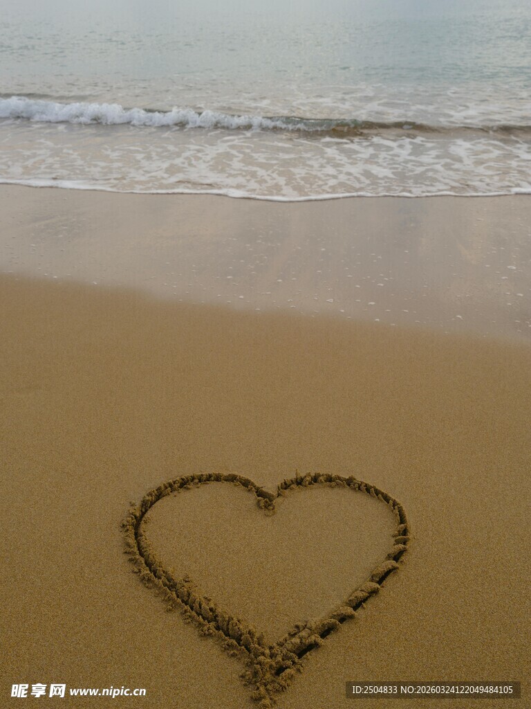 沙滩上的心形沙画