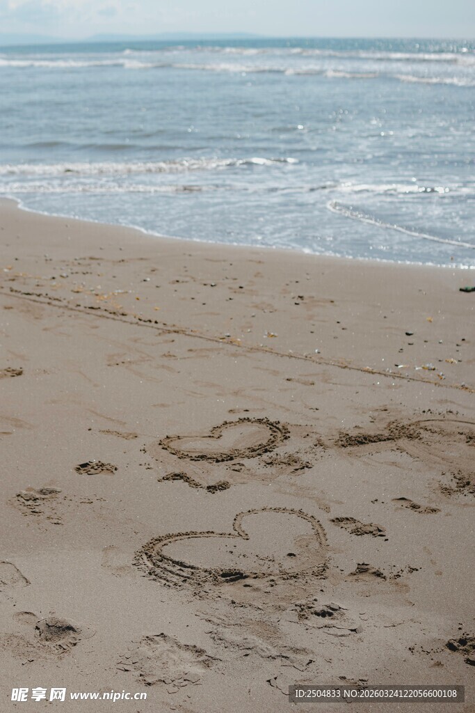 沙滩上的心形浪漫印记
