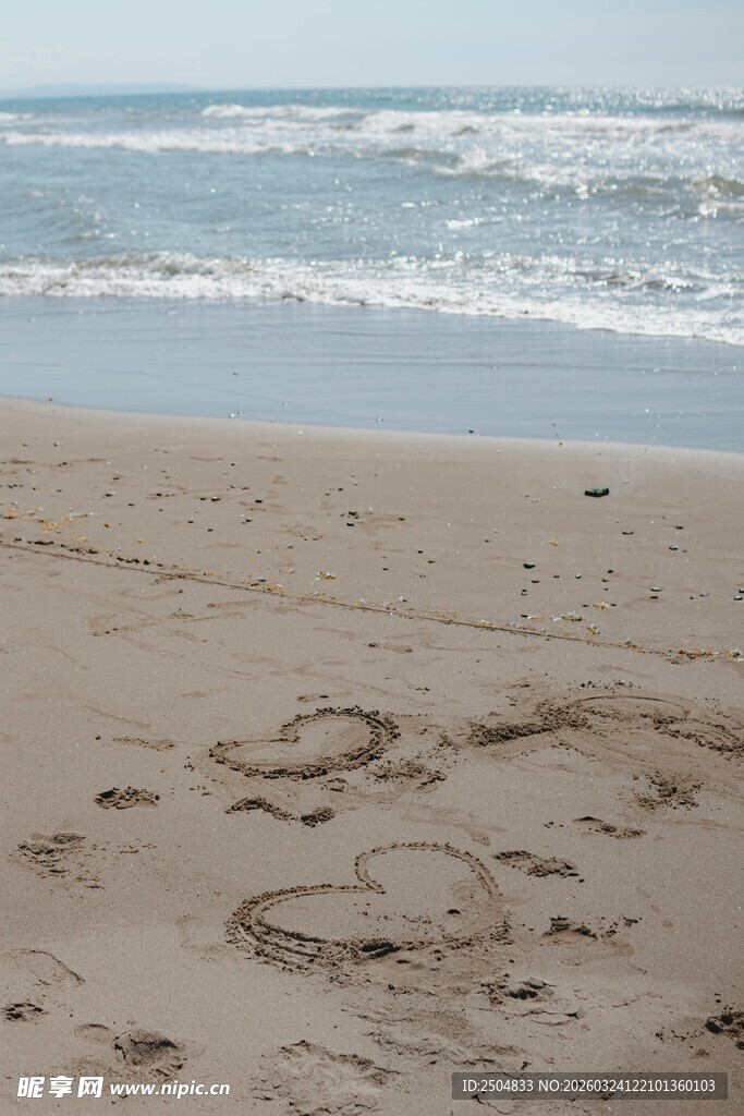 沙滩上的海浪与手写图案