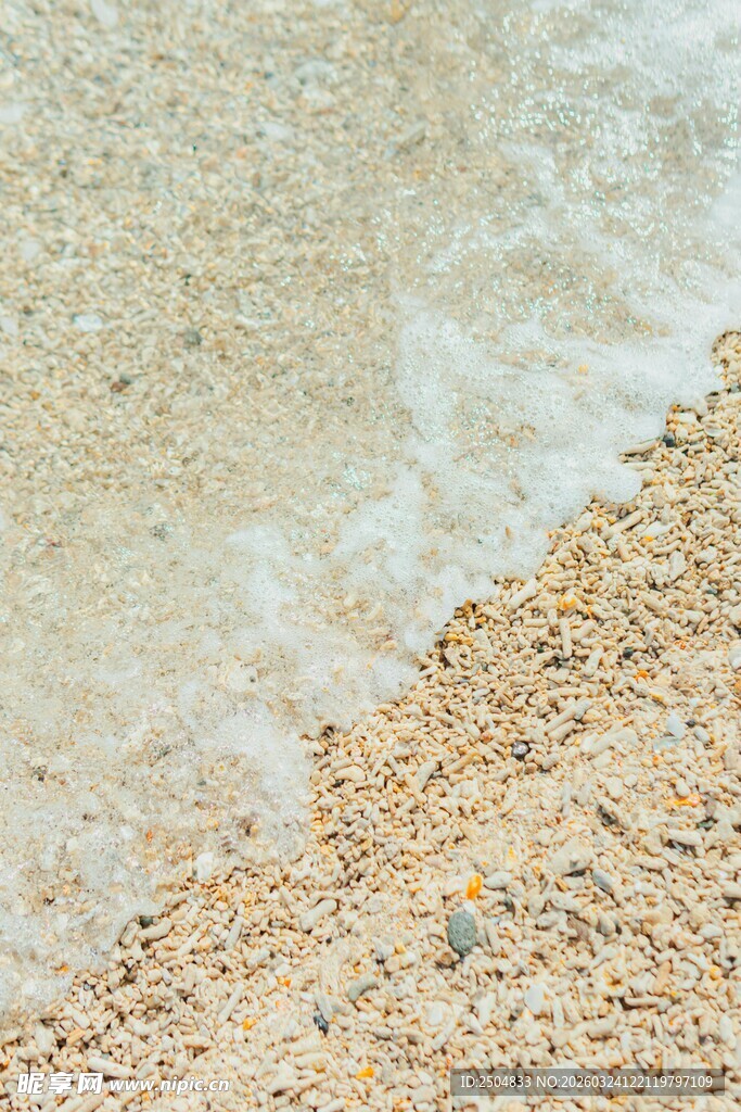 海浪轻拍沙滩特写