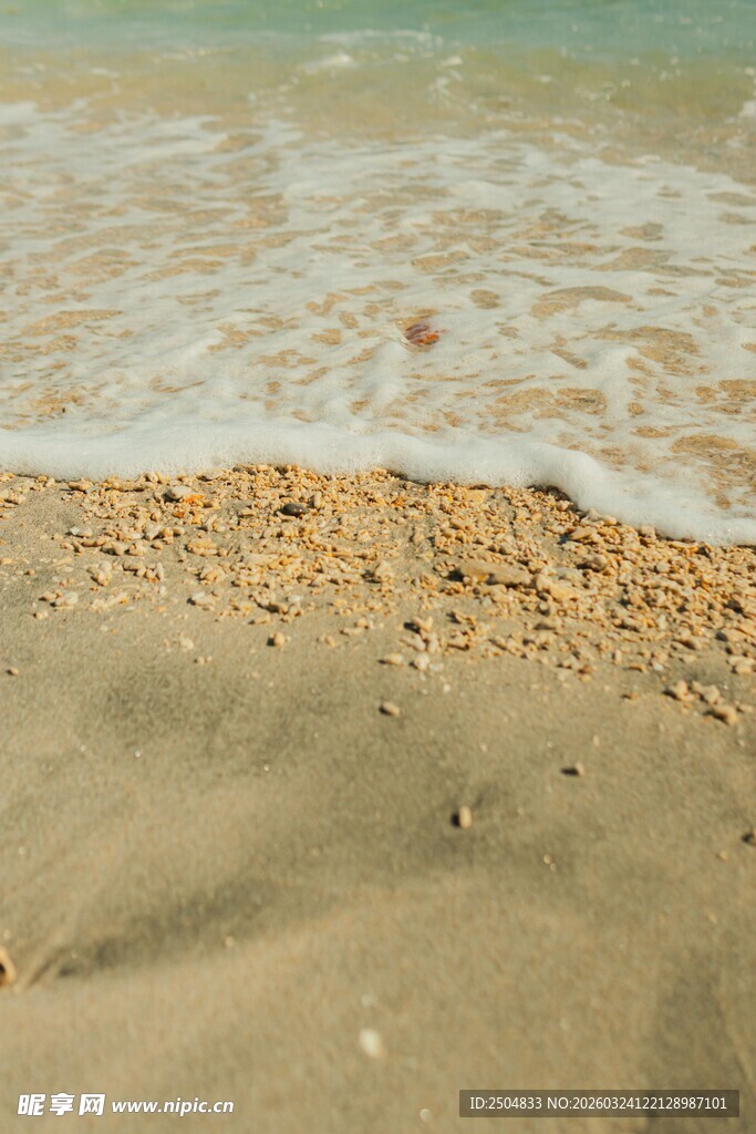 沙滩海浪与细碎贝壳