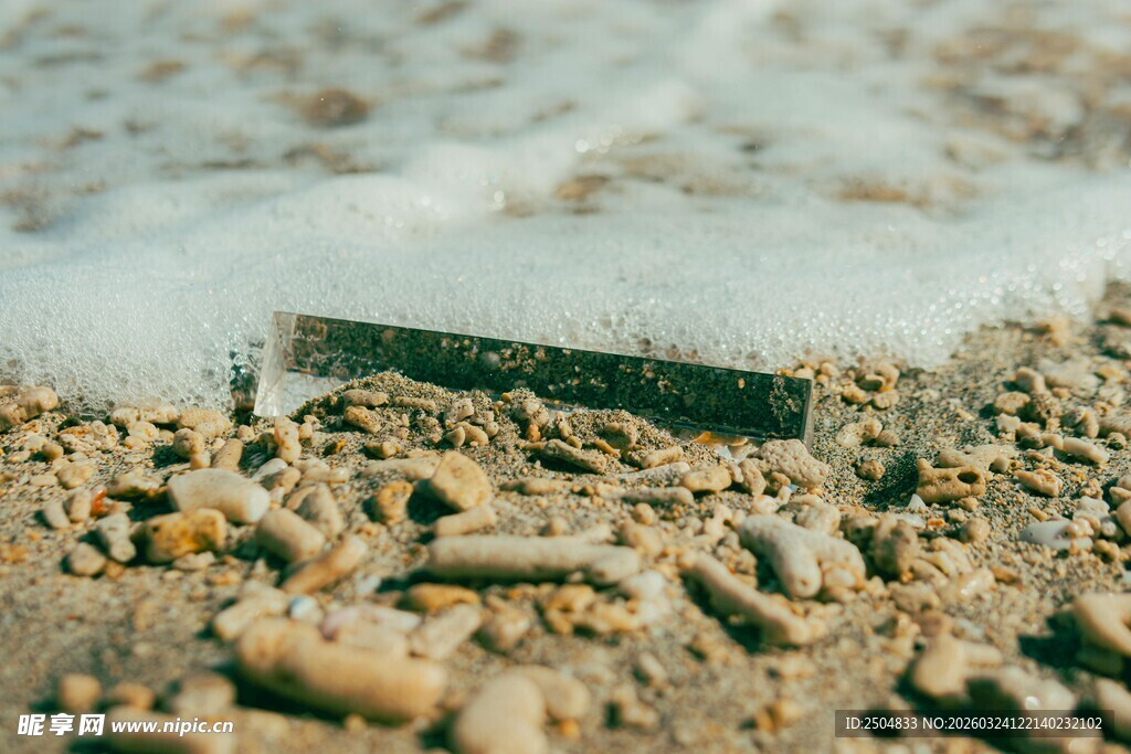 沙滩上的瓶罐与碎石