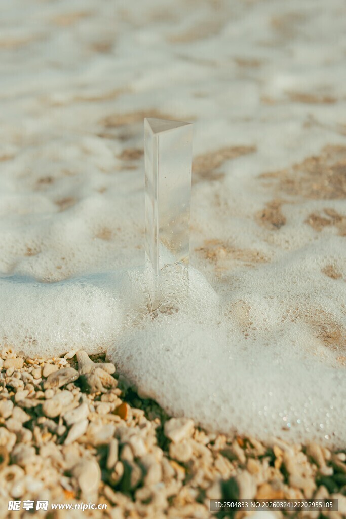 海浪拍打沙滩的细腻瞬间