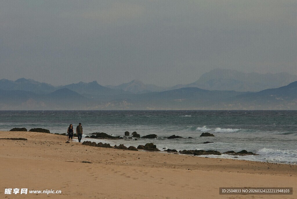海边漫步的悠闲景致