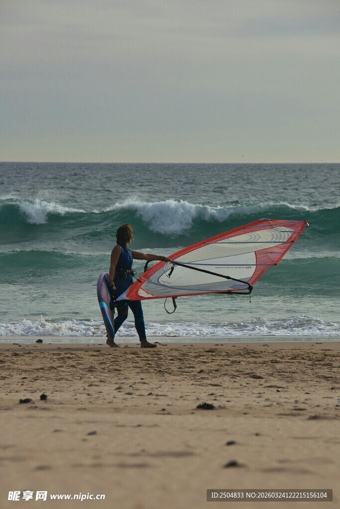 海滩上的风帆冲浪者