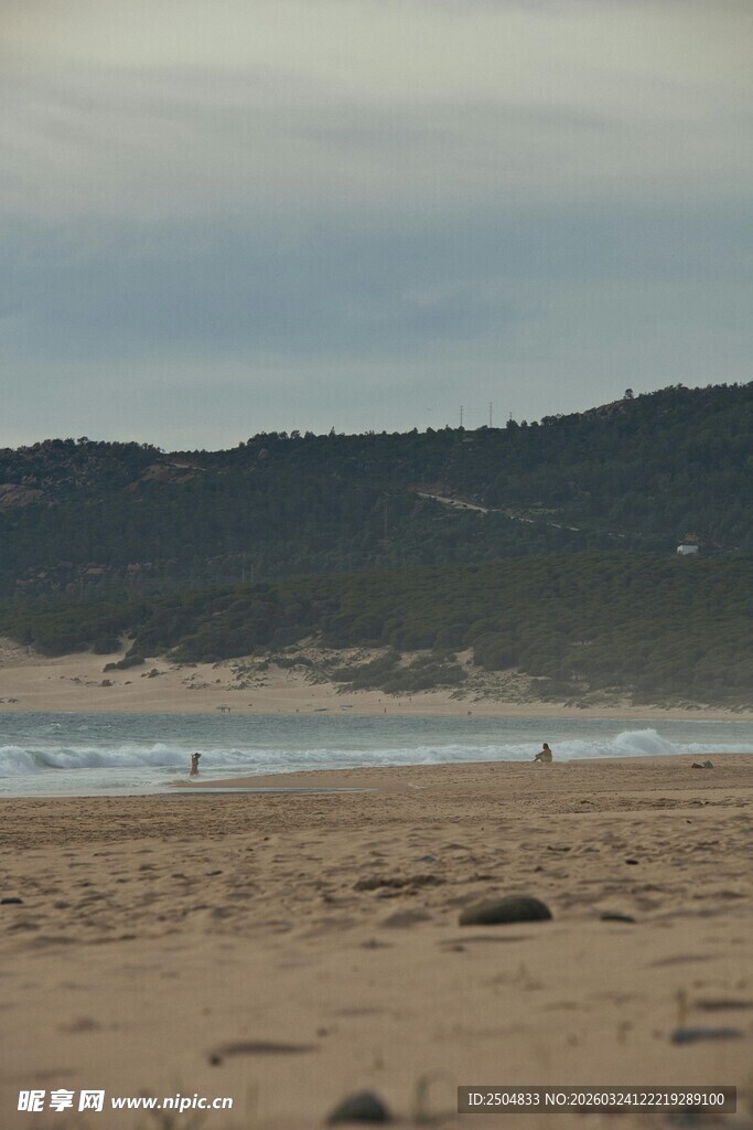 宁静沙滩与远处山峦景色