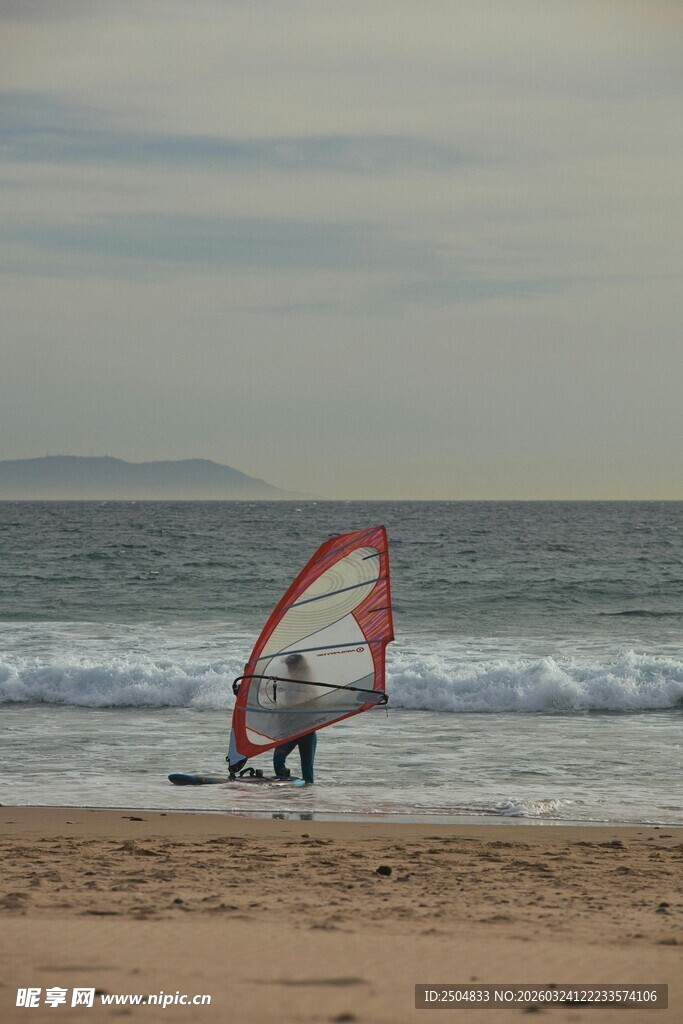 海滩上的帆板运动者