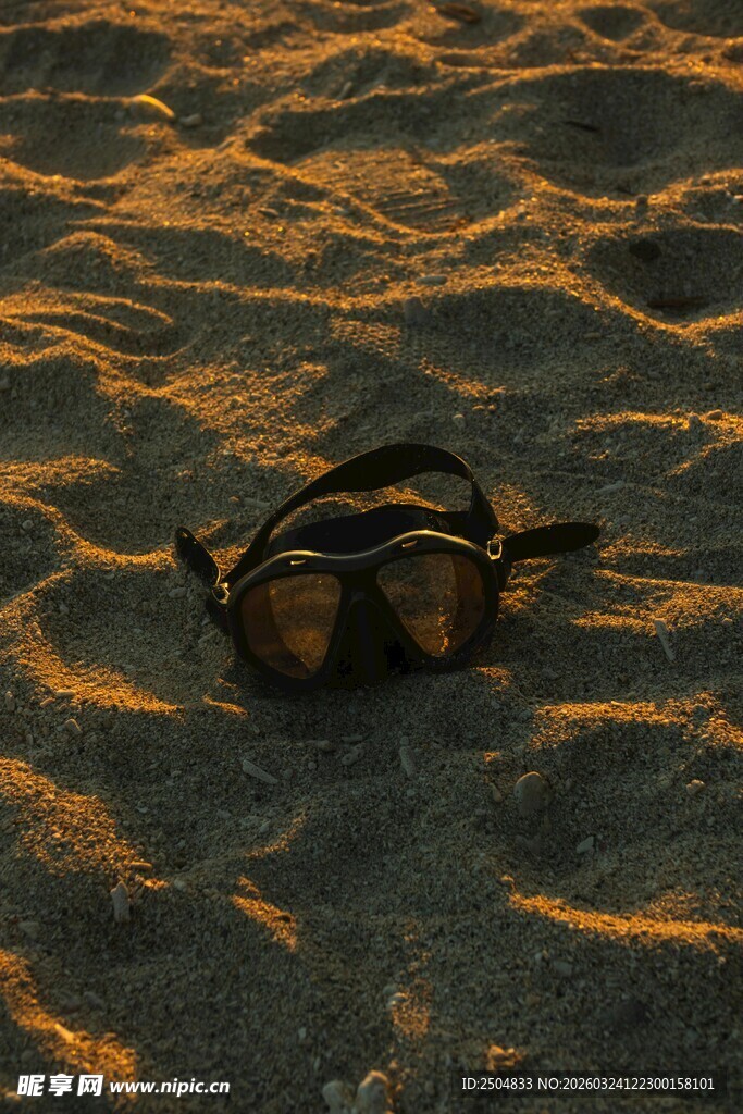 沙滩上的复古太阳镜