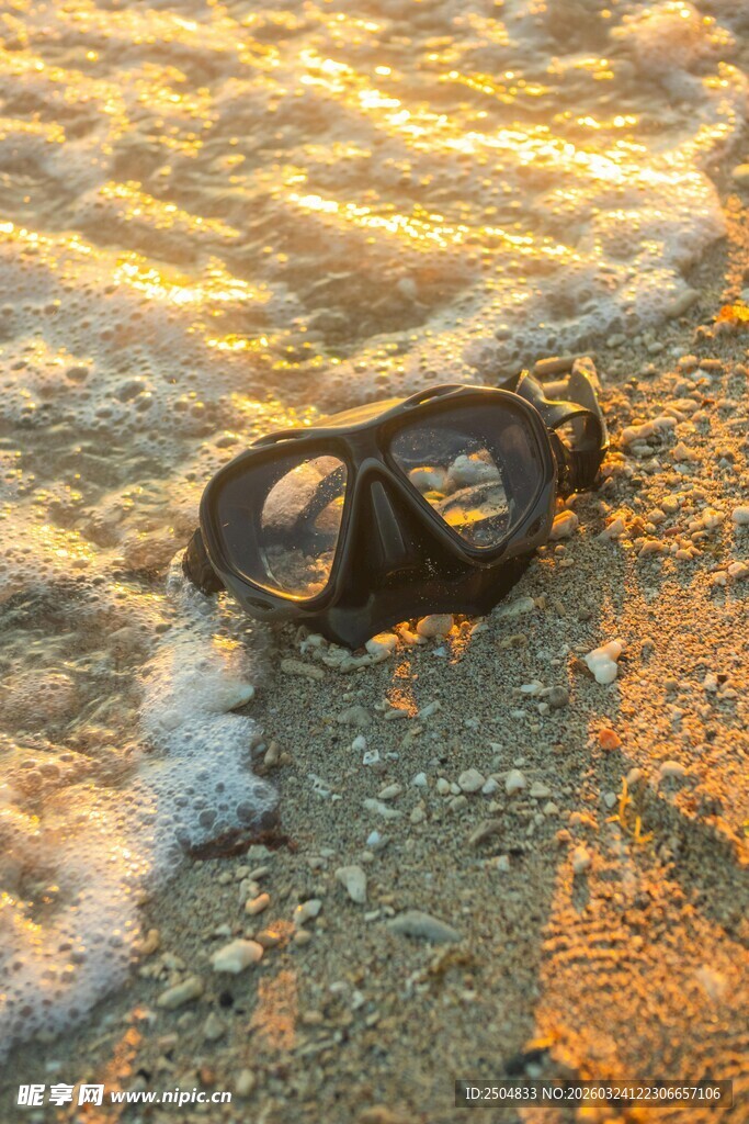 沙滩上的废旧轮胎