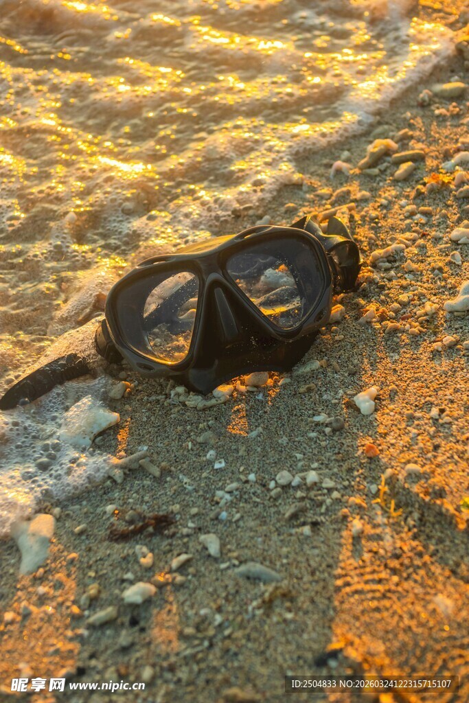沙滩上的废弃潜水护目镜