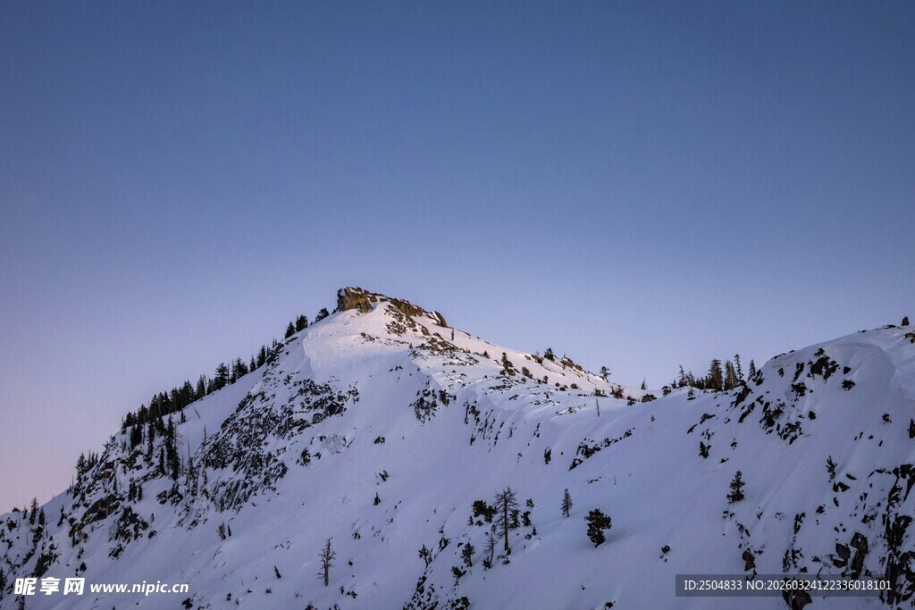 雪覆山峦 峰顶微光闪耀