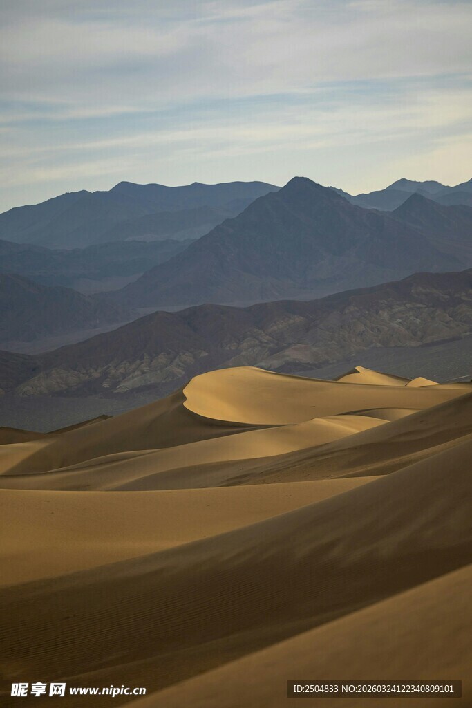  漠与远山的壮丽景观