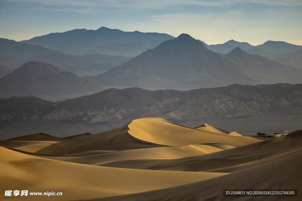  漠与远山的壮丽景观
