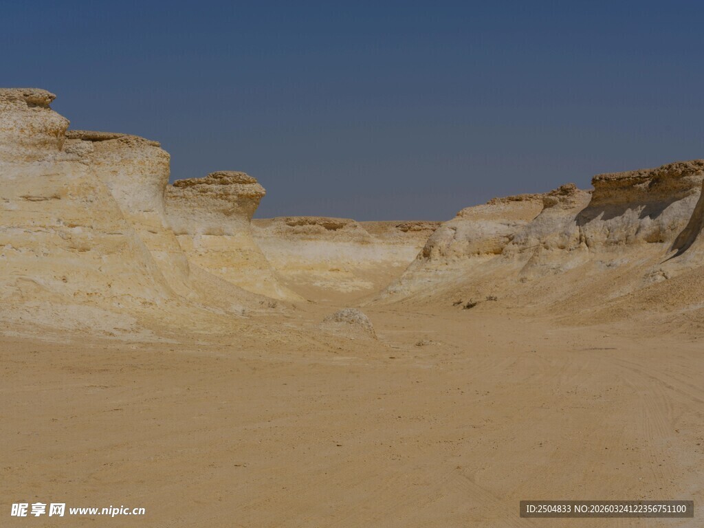  漠中的独特土丘景观