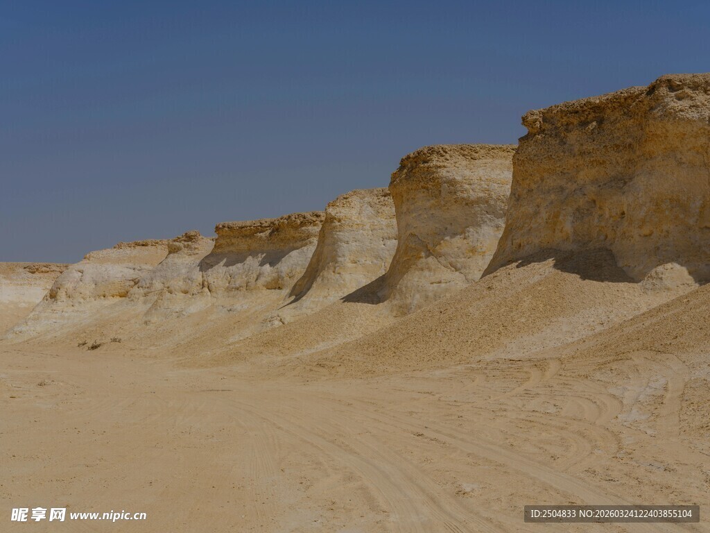  漠中的奇特土崖景观