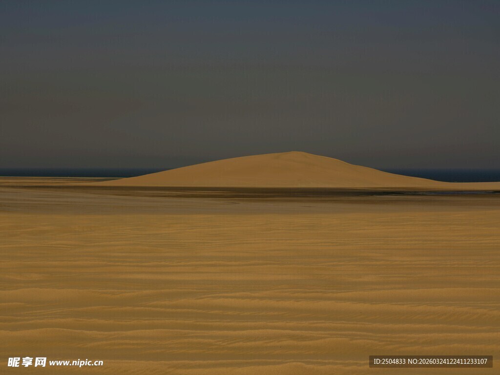 广袤 漠中的孤独沙丘