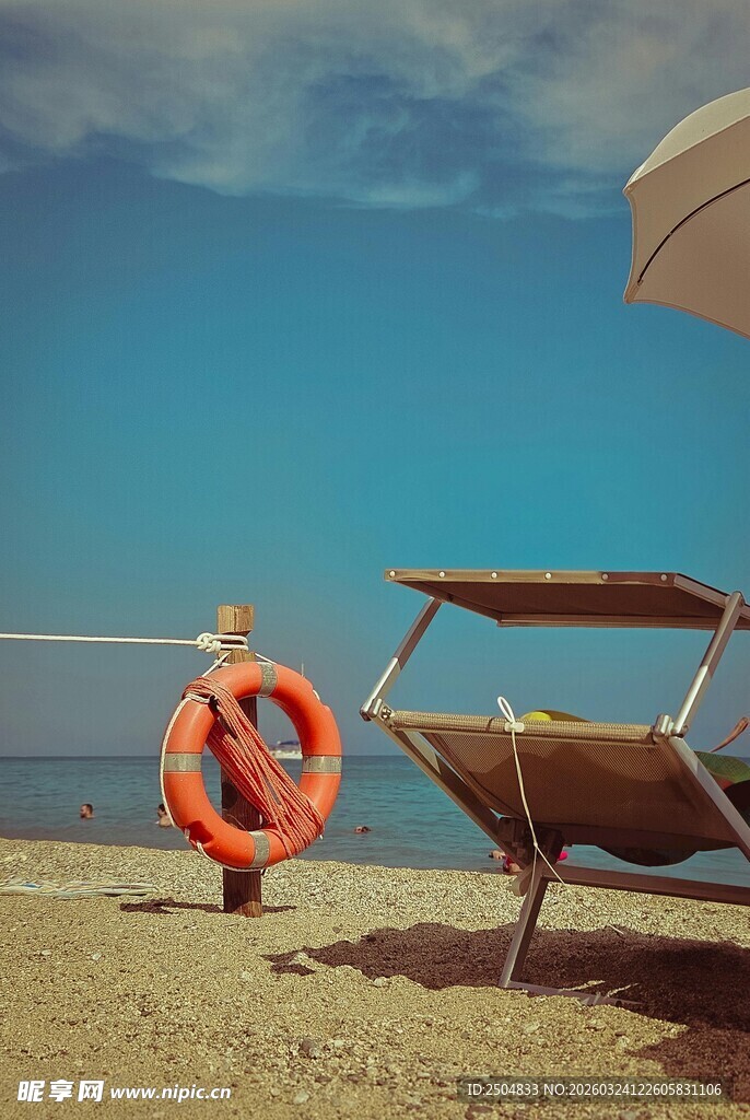 沙滩上的躺椅与救生圈