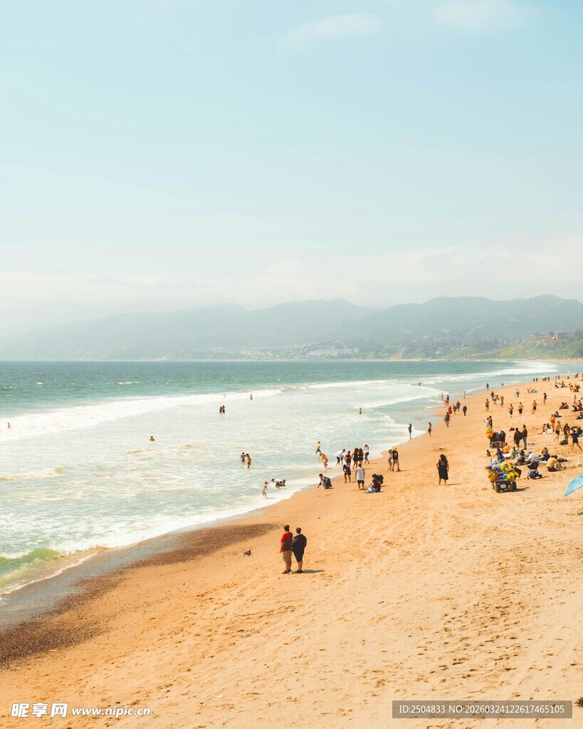 热闹的沙滩海 度假场景