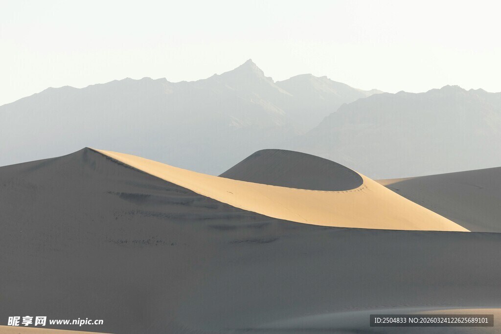  漠沙丘与远山景观