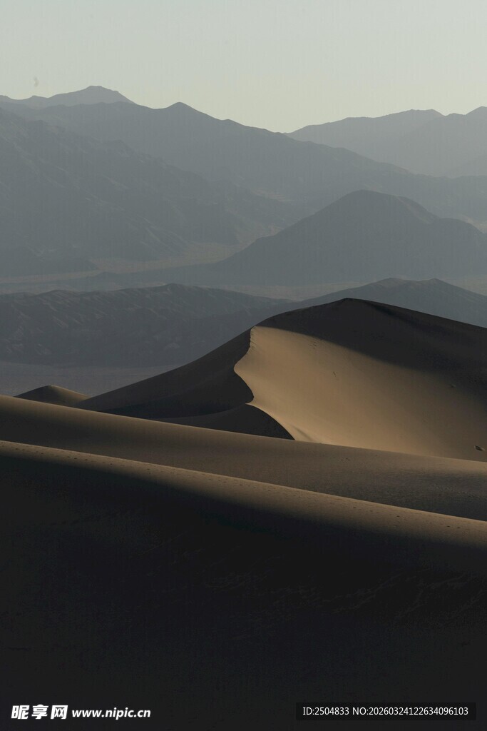 漠沙丘与远山景观