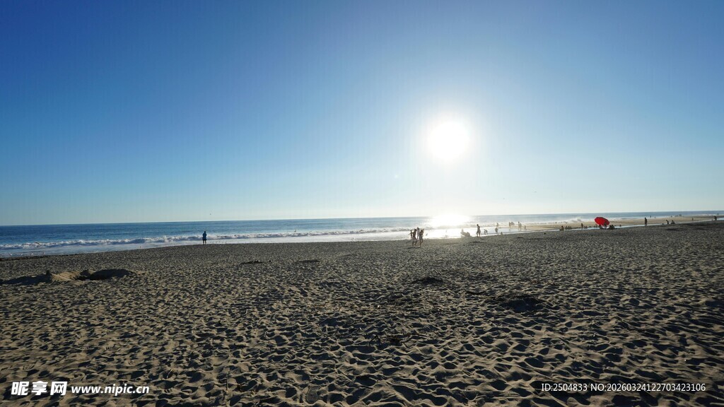 阳光沙滩上的惬意海滨风光