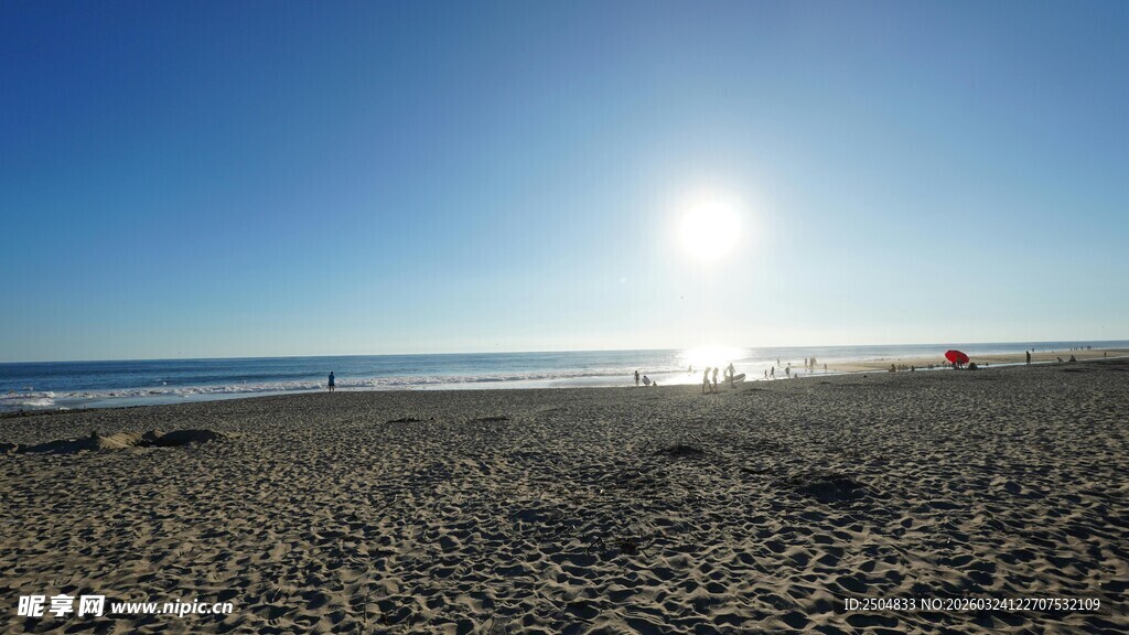 阳光照耀下的美丽海滩