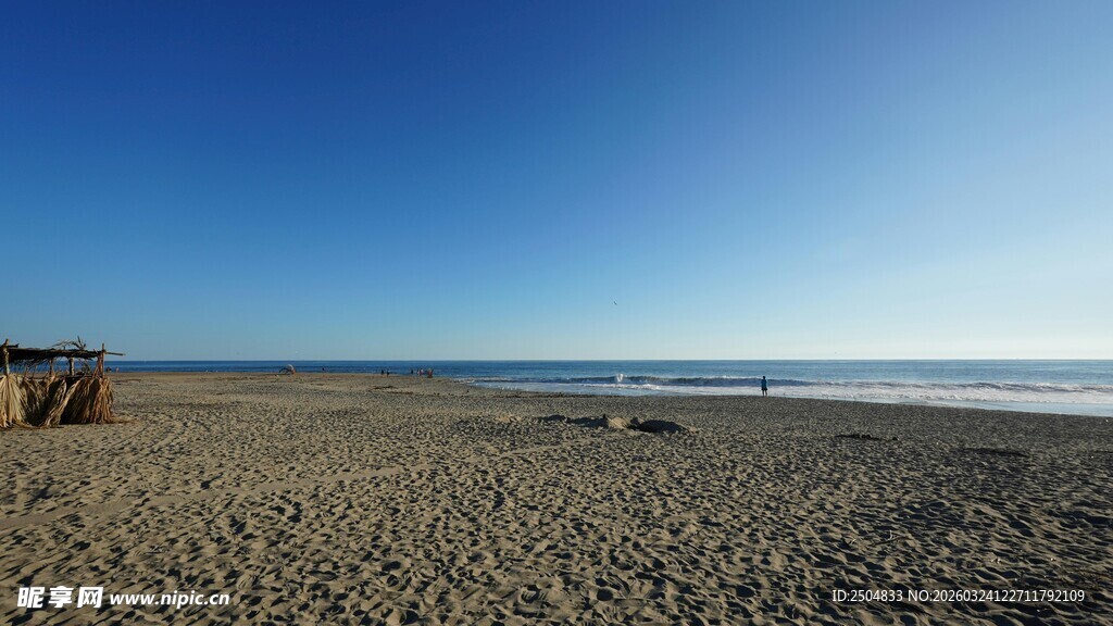 广阔沙滩与蔚蓝大海