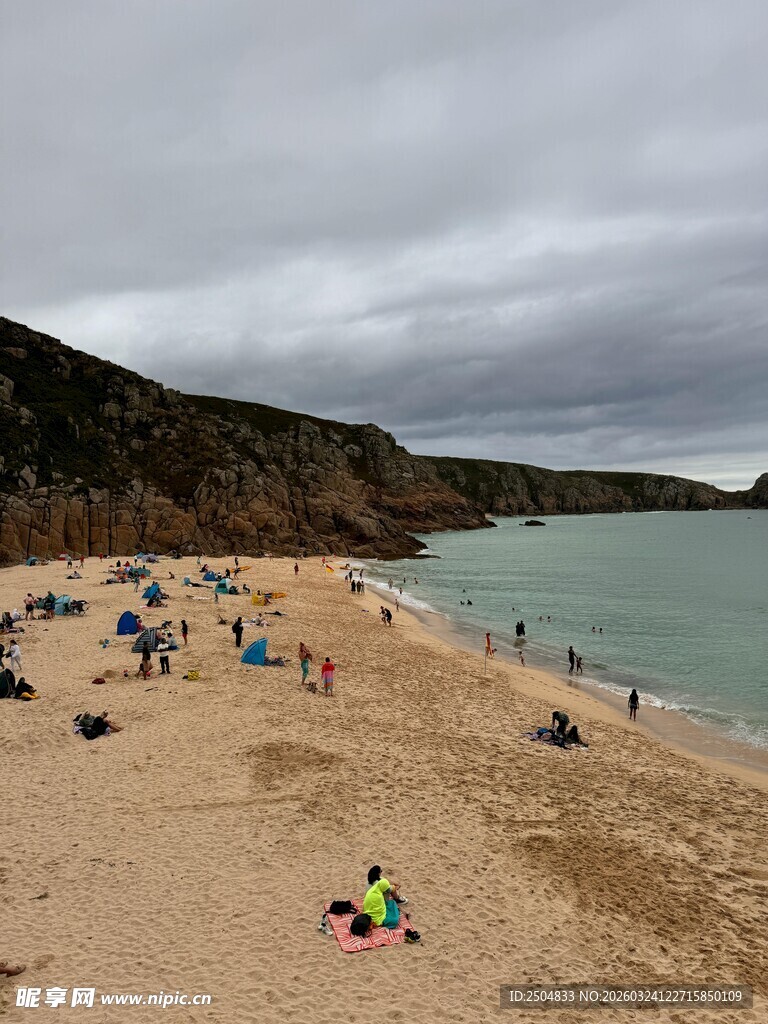 热闹的海滩休闲场景
