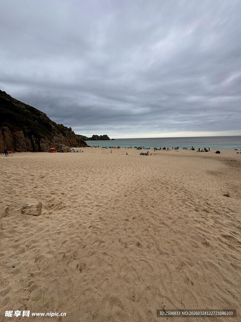 阴天的静谧沙滩风光