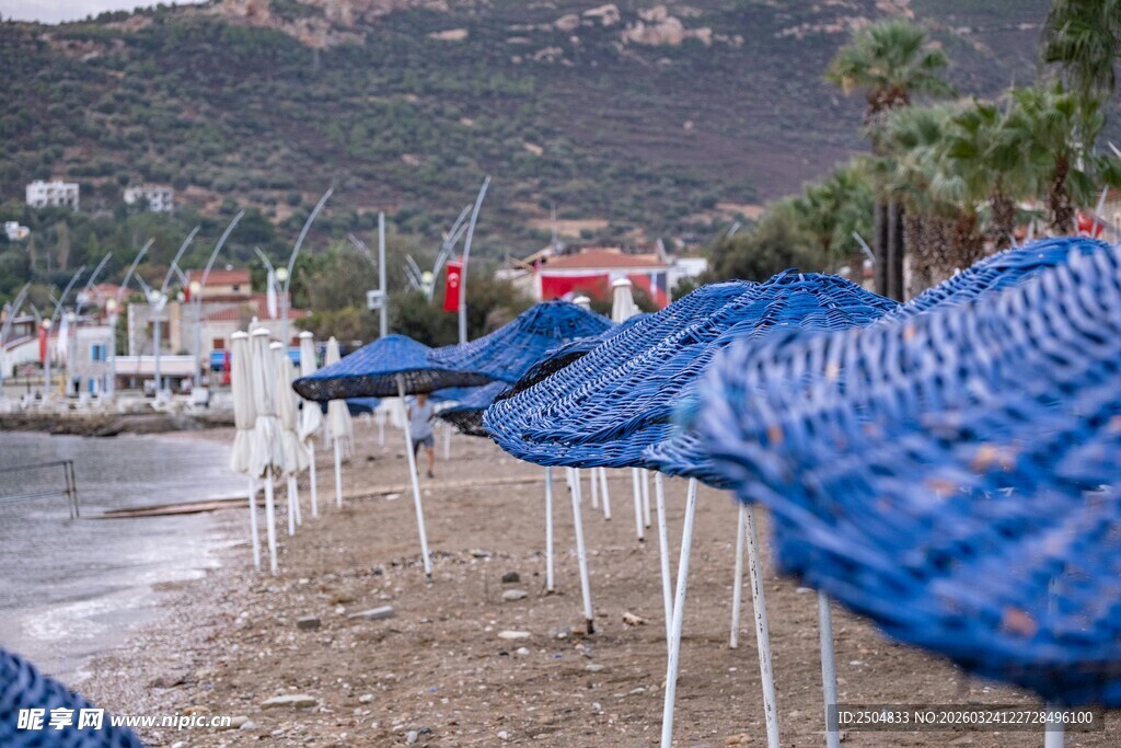 海滩蓝色遮阳伞排列景观