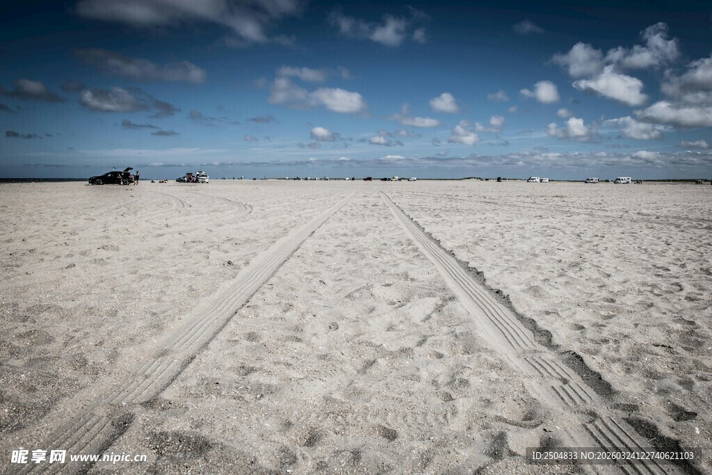 空旷沙滩上的车辙痕迹