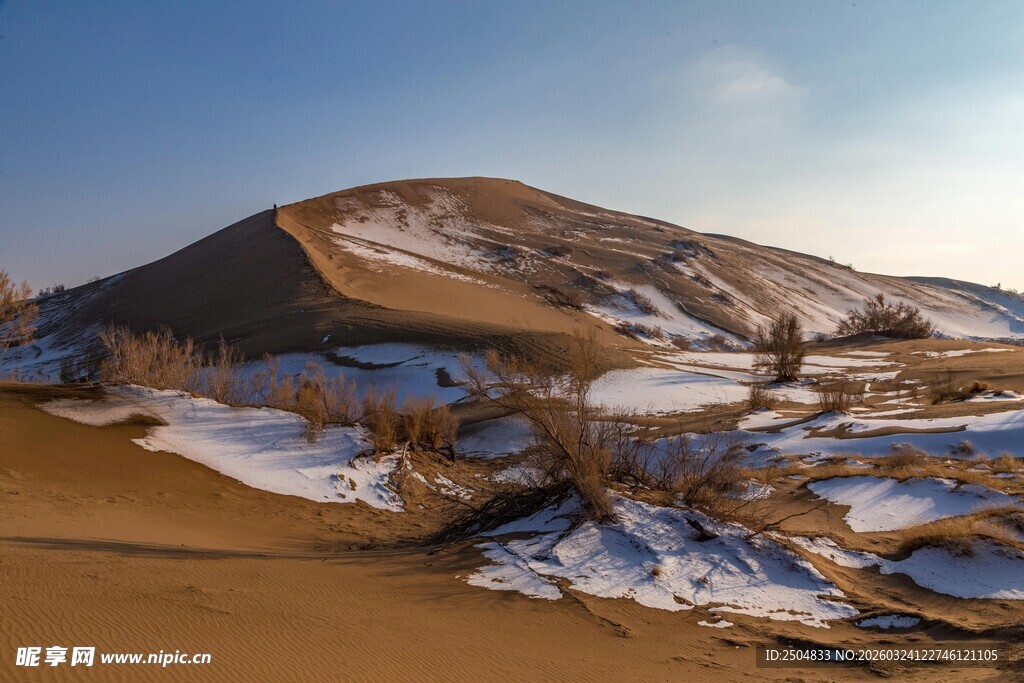  漠雪景奇观