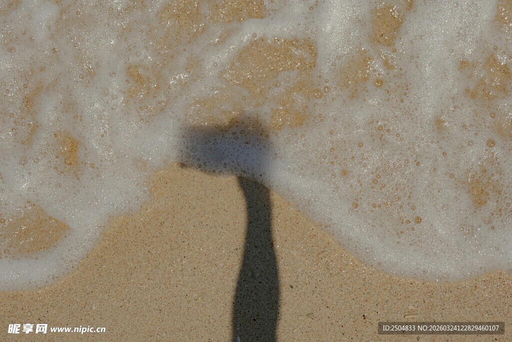 沙滩上的人影与海浪