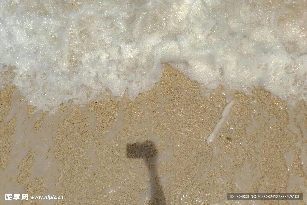 沙滩上的神秘金属物