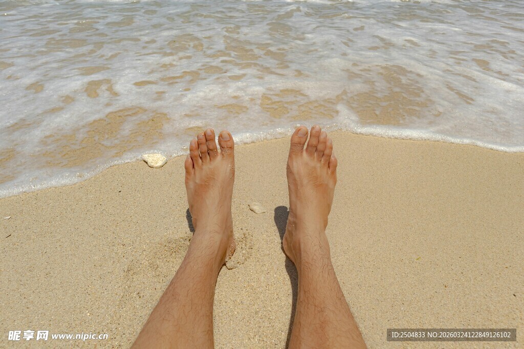 海边惬意双脚踏浪瞬间