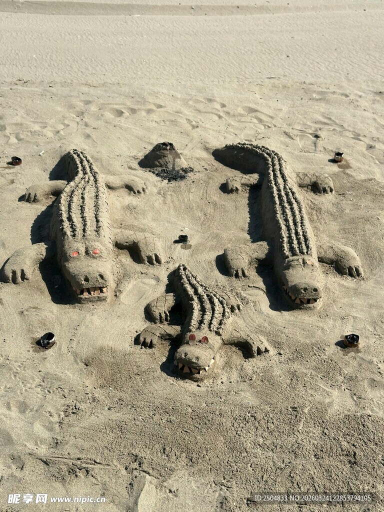 沙滩上的创意沙制仙人掌