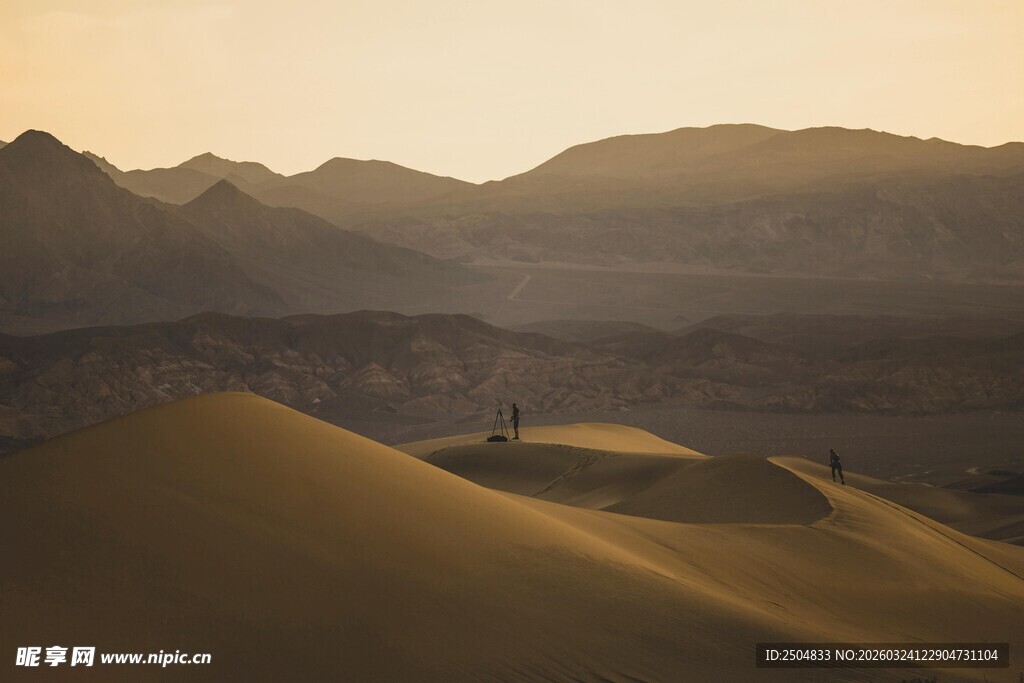  漠黄昏下的壮丽沙丘景观