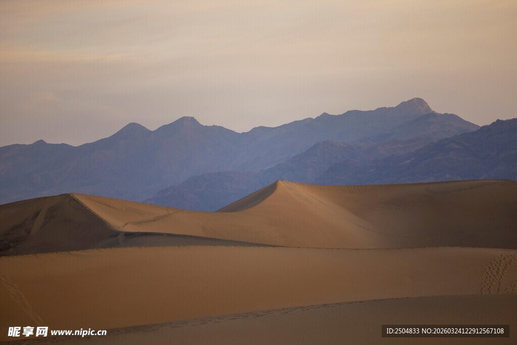  漠与远山的壮丽景观