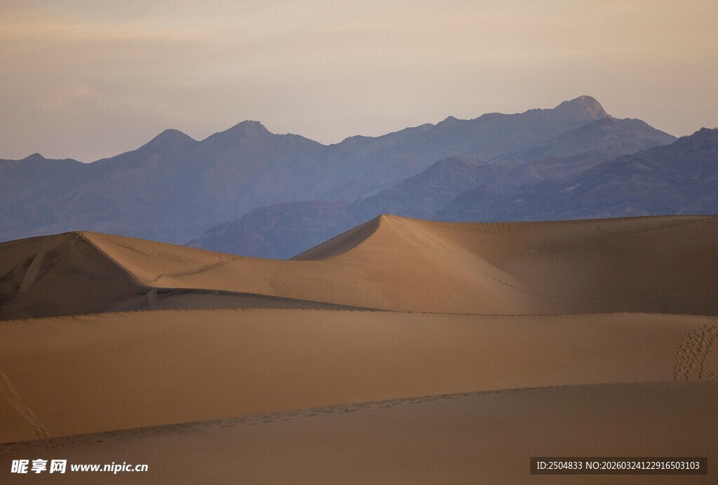  漠与远山壮丽景致