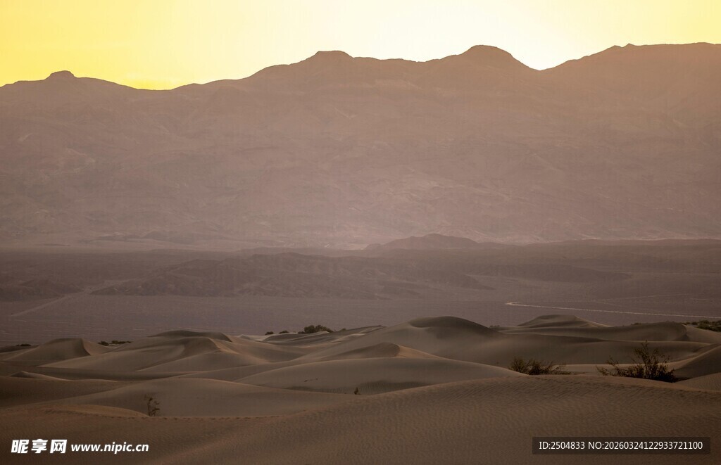  漠黄昏下的连绵山脉