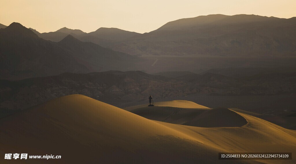  漠黄昏下的壮丽沙丘景观