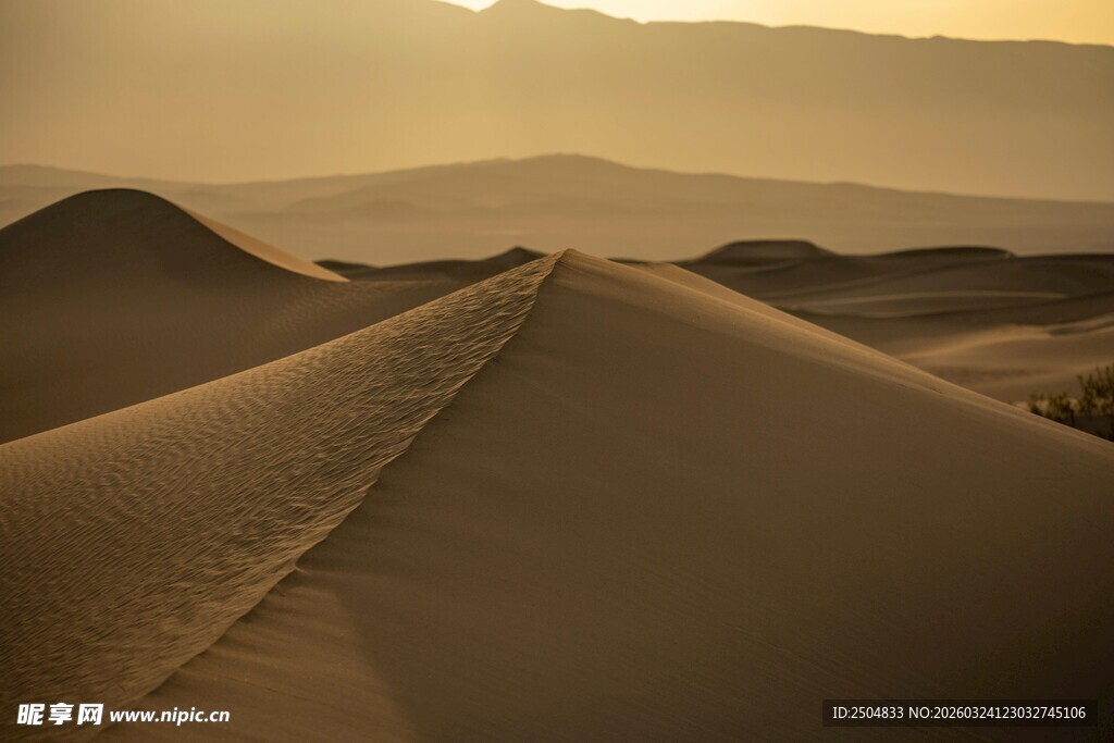  漠黄昏下的壮丽沙丘