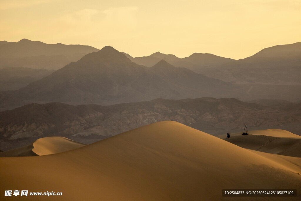  漠黄昏下的壮丽山脉