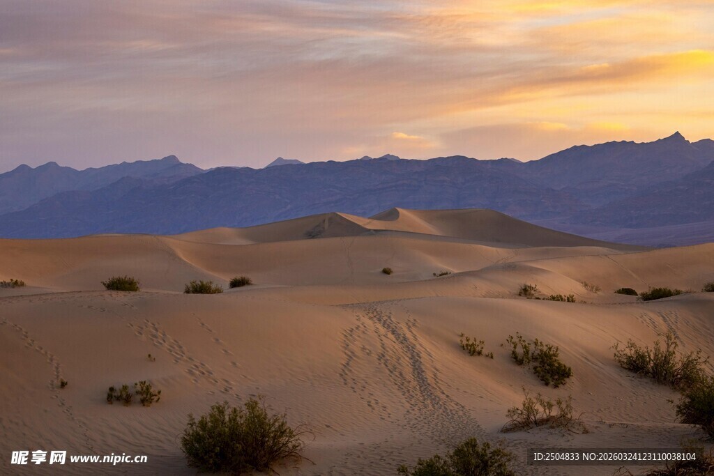  漠黄昏美景 沙丘与远山