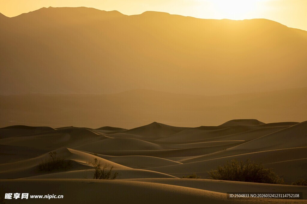  漠落日下的壮美公路