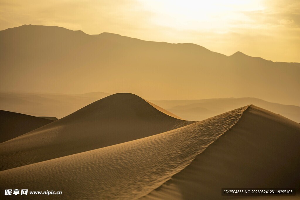  漠夕阳下的壮丽沙丘景观