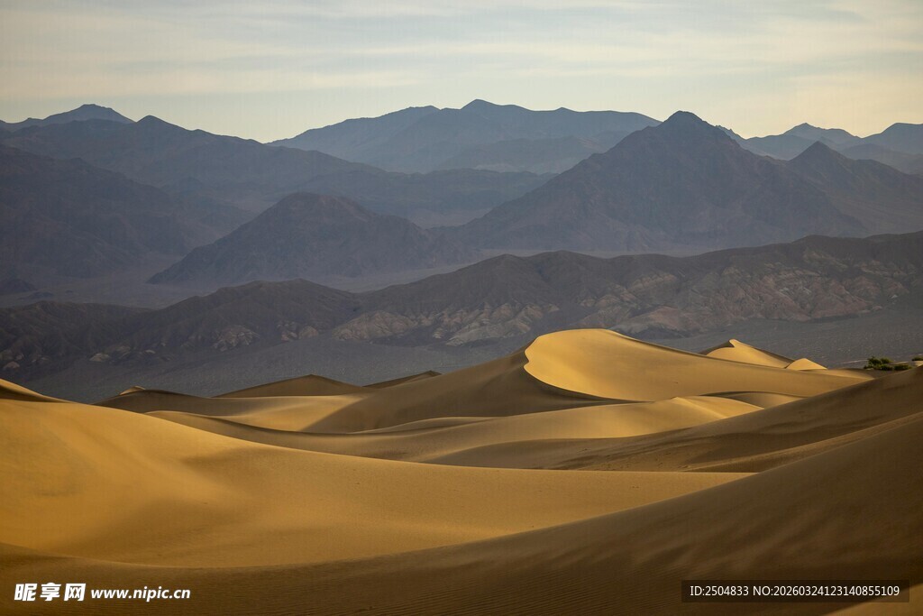 壮丽 漠与远处山脉景观