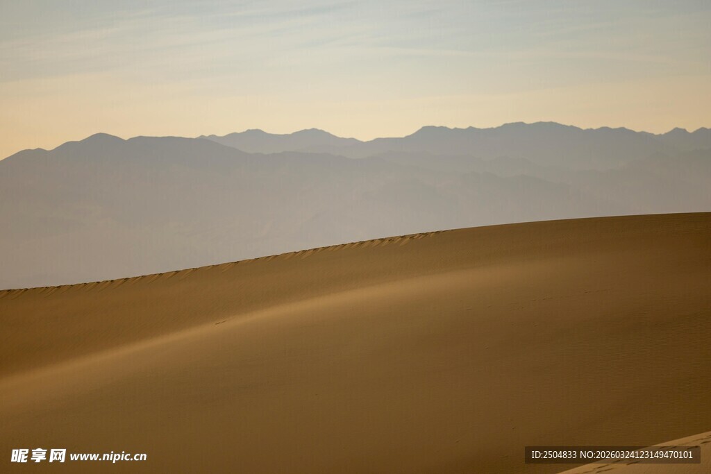  漠风光 远处山峦隐约