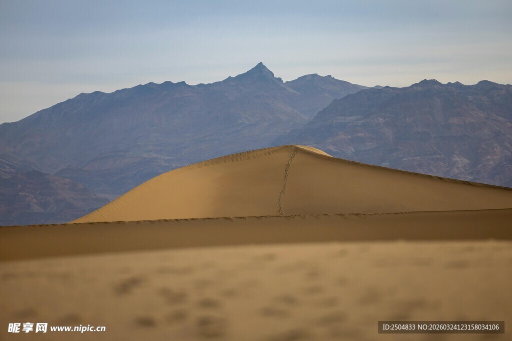  漠与远山的壮丽景致